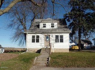 513 School St S, Ellendale, MN 56026