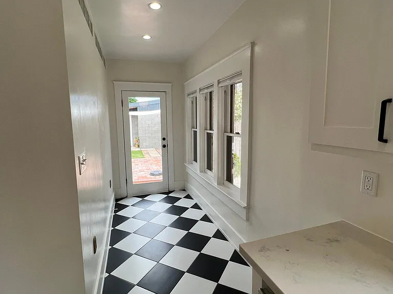 1130 E Palm Ln — Photo 16