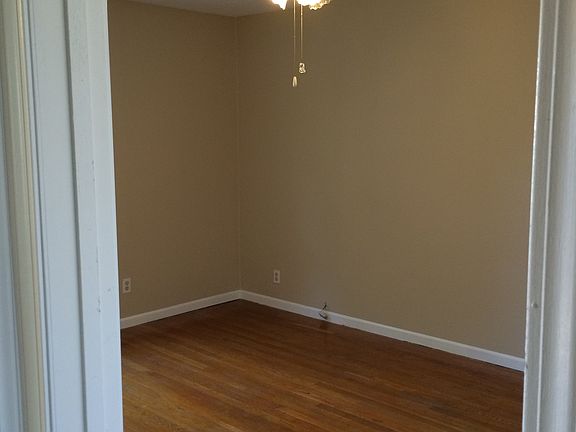 Nice Bedroom w/wood floor