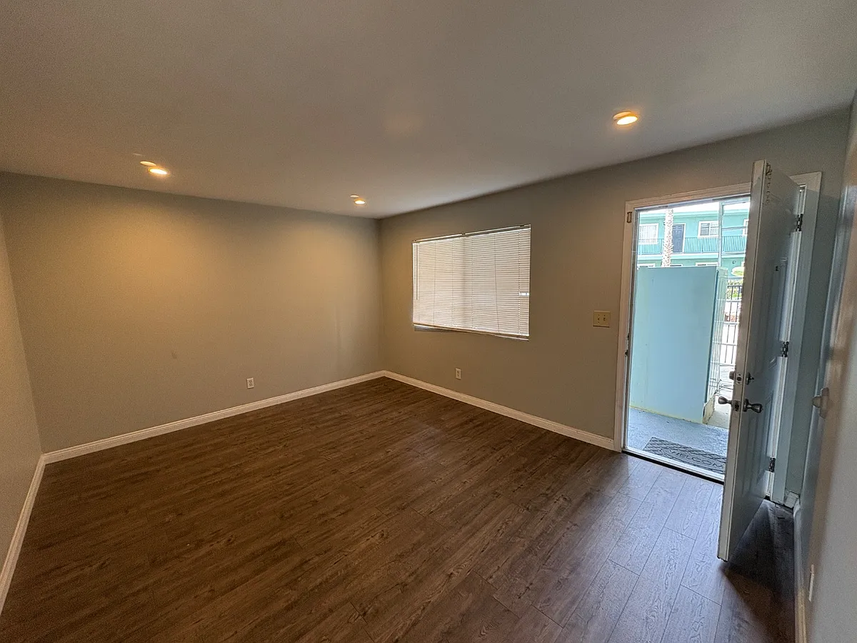 Unit Photo - 328 S Weitzel St #28