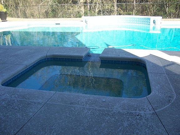4th image of 320 Bocage Dr