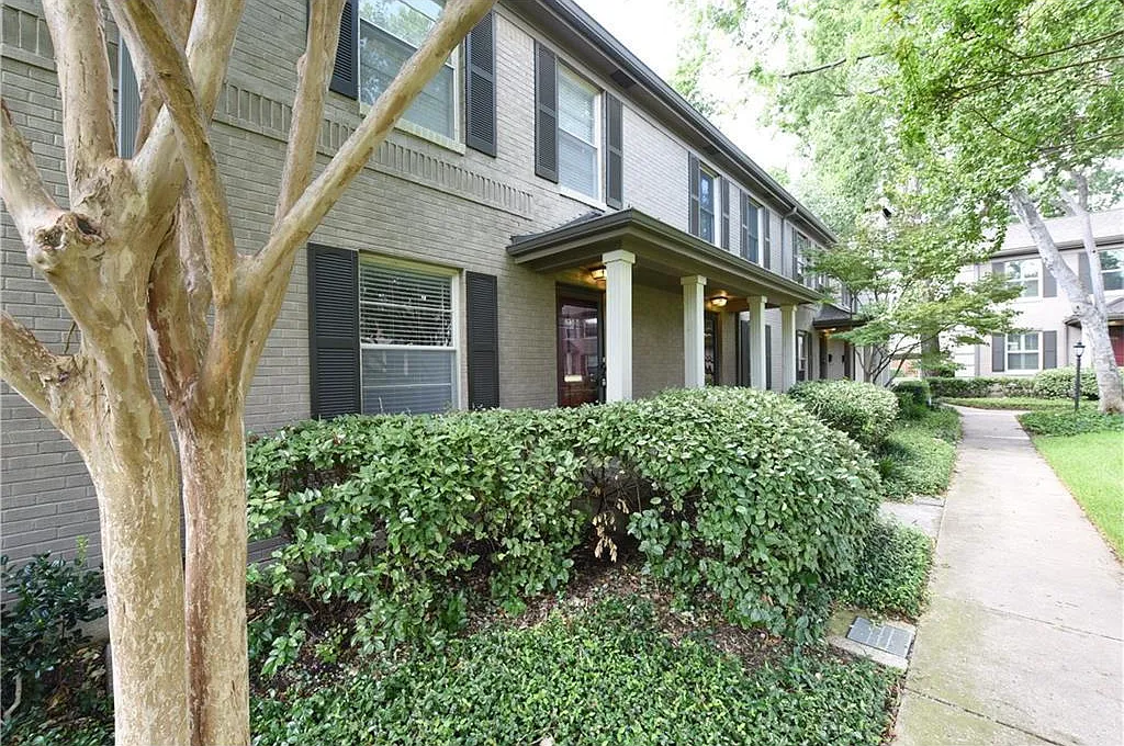 2-story condo in great location! — Photo 1