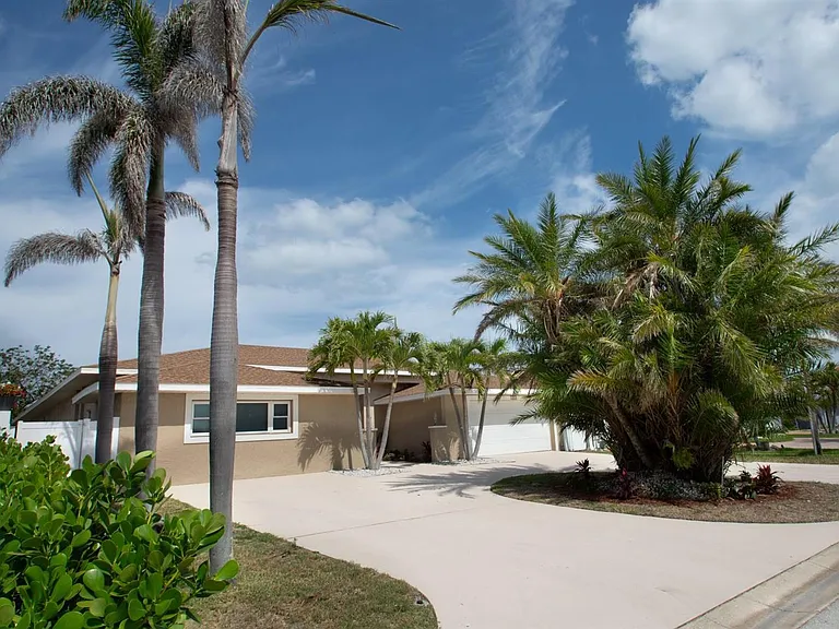 2504 Hibiscus Dr — Photo 2
