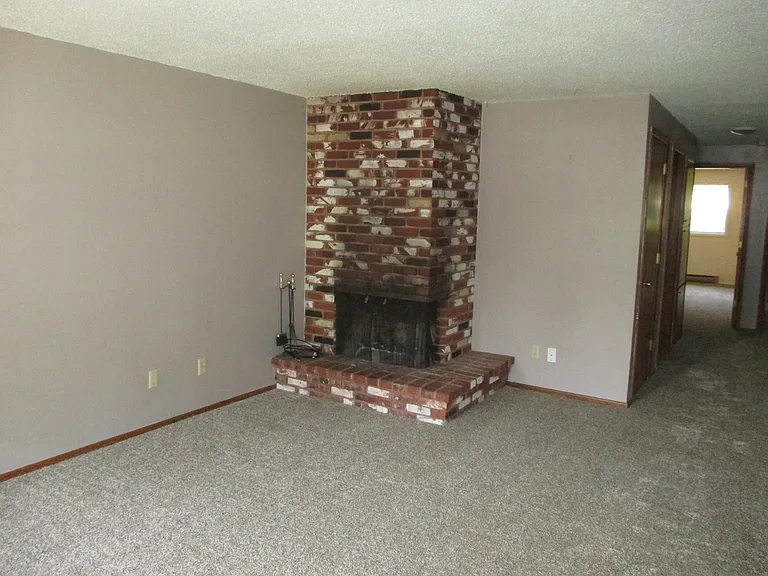 Nice Two Bedroom with Fireplace — Photo 4