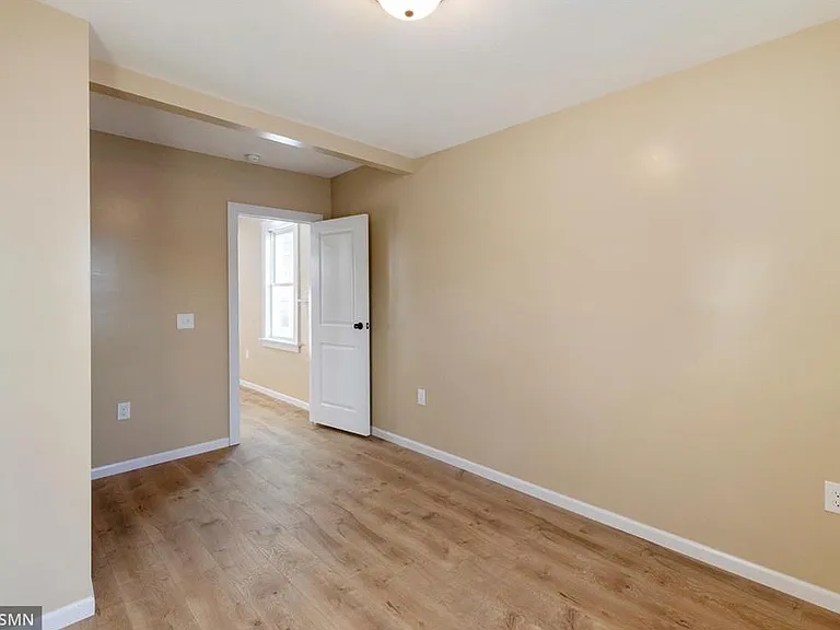 1040 Rose Ave E — Photo 10