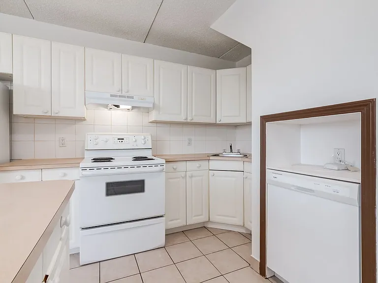 10 Frobisher Blvd SE — Photo 34