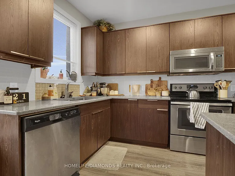 985 West Village Sq — Photo 8