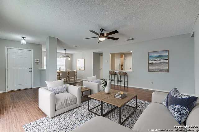 3 bed, 2.0 bath, 1386 sqft, $1,645 — Photo 3
