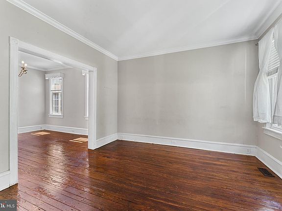 5th image of 419 Elm Ave