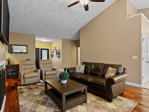 5th image of 697 Hillside Ct
