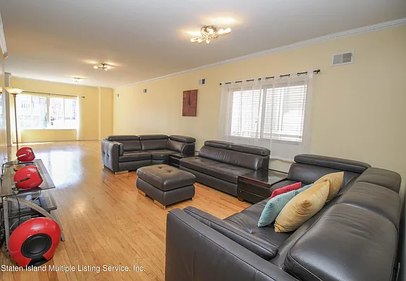 Sold by Remax Edge | media 10