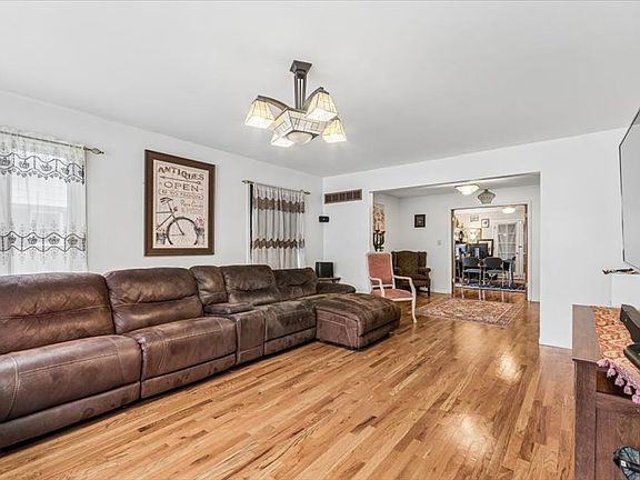 3rd image of 204 Westport Dr
