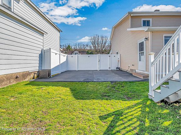 5th image of 1061 Springbrook Ave