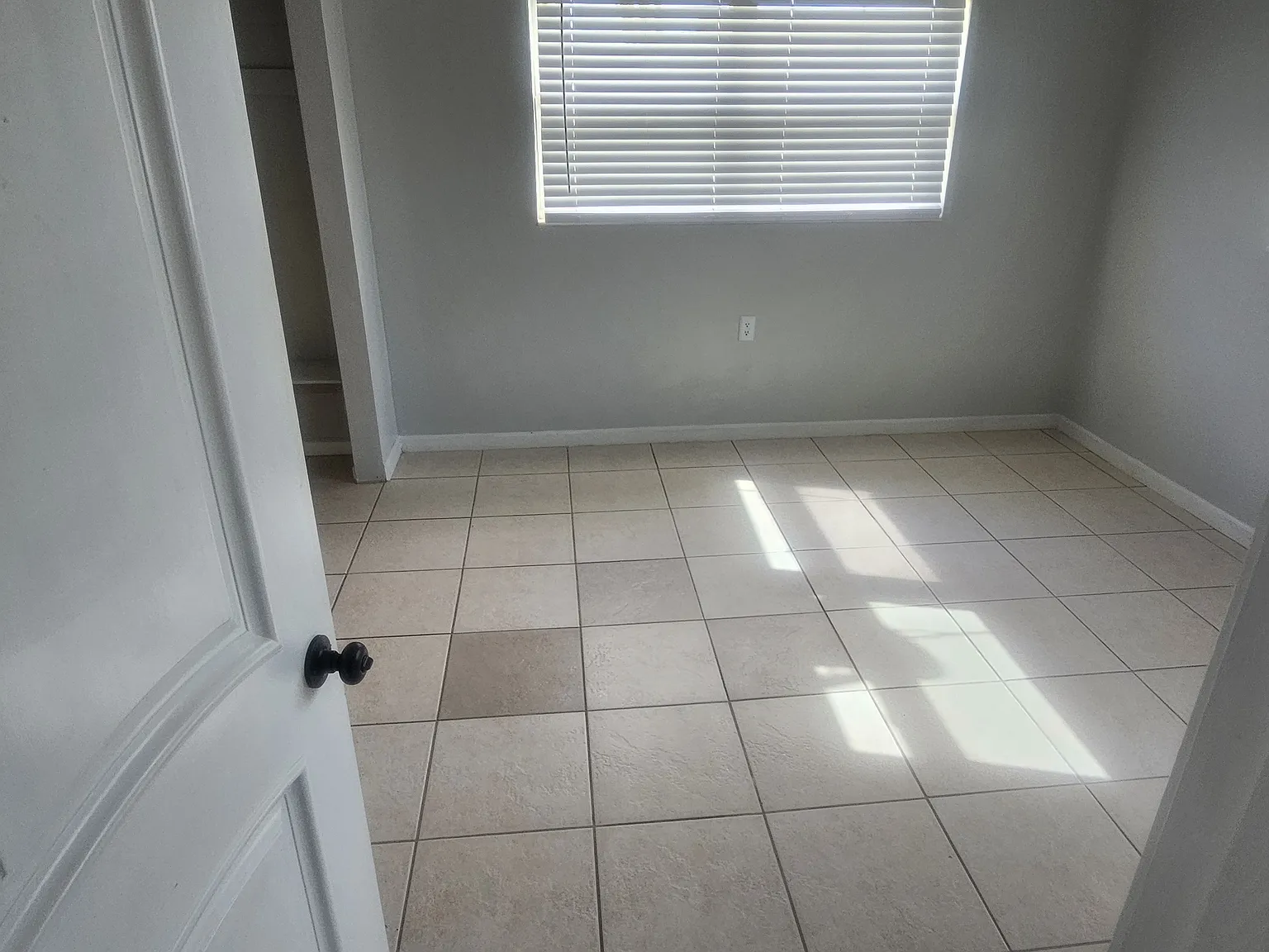 3 bed, 3400 sqft, $1,400 — Photo 3