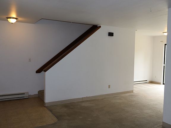 4th image of 900 Camelot Ct APT 1