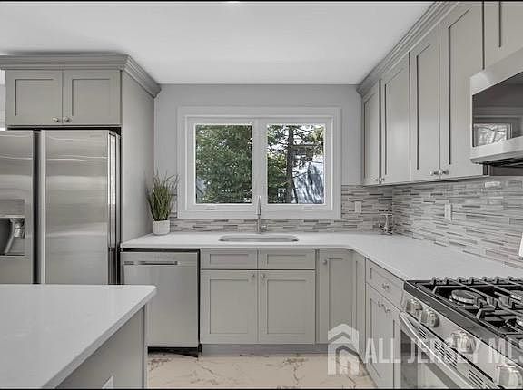 3rd image of 1143-1145 Roe Ave