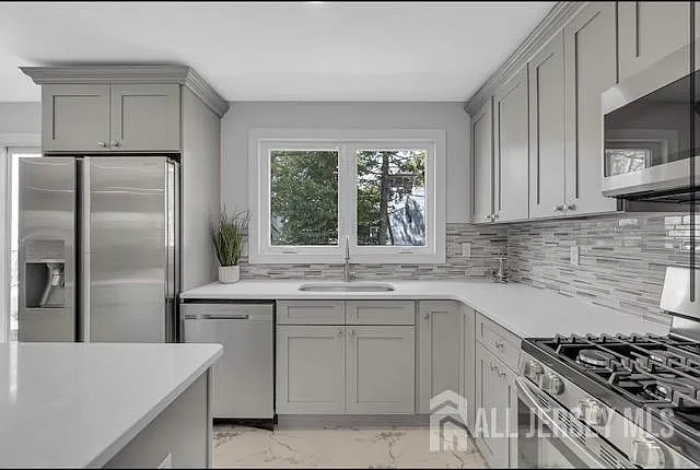 1143-1145 Roe Ave — Photo 3
