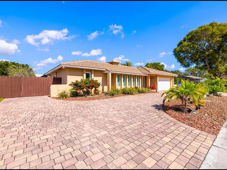 5921 SW 17th Ct — Photo 1
