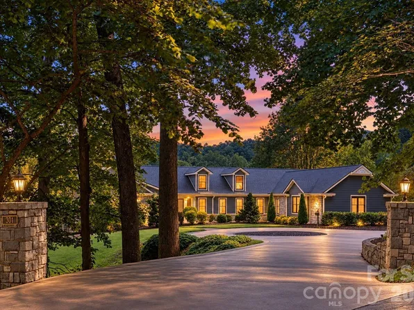 301 Winding Meadows Dr, Flat Rock, NC 28731