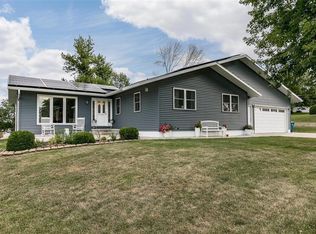 1526 Sunset Dr, Belle Plaine, IA 52208