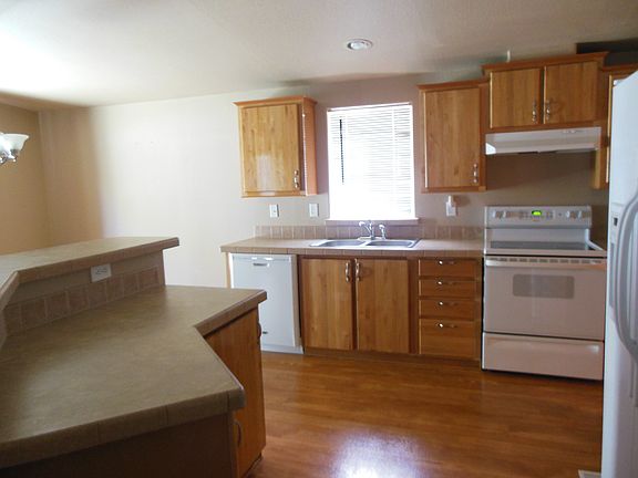 Kitchen w/breakfast bar