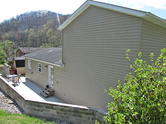 2nd image of 225 Parkview Dr
