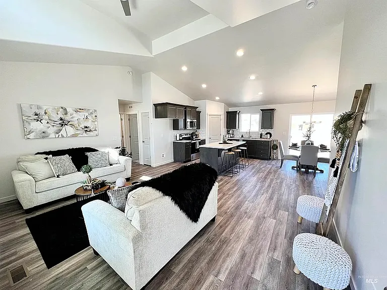 585 Kanner Ln — Photo 4