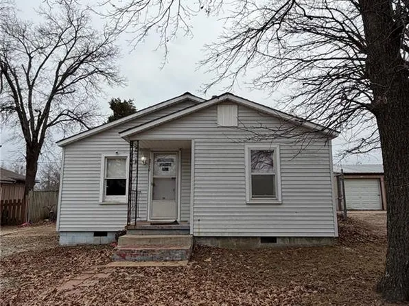 2710 Oakmoore Dr, Poplar Bluff, MO 63901