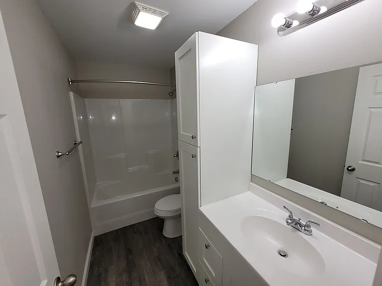 Creekside Apartments — Photo 13