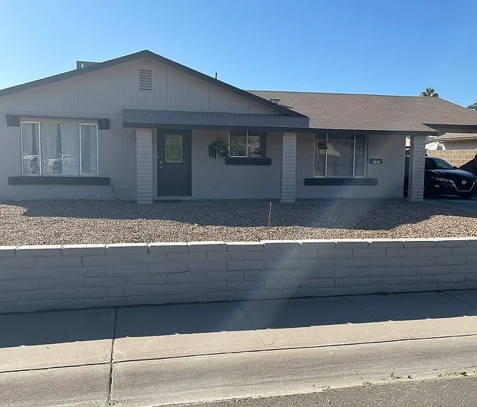 323 E Auburn Dr — Photo 2