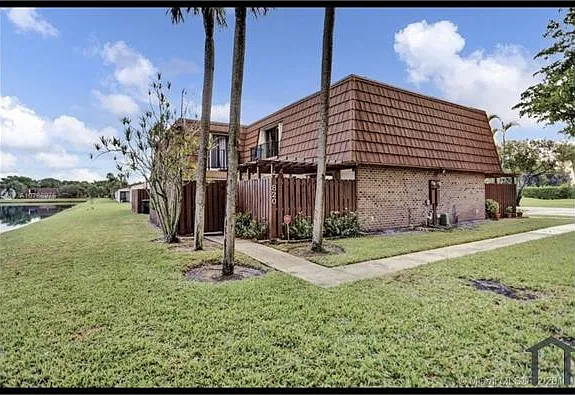 820 SW 120th Way — Photo 2