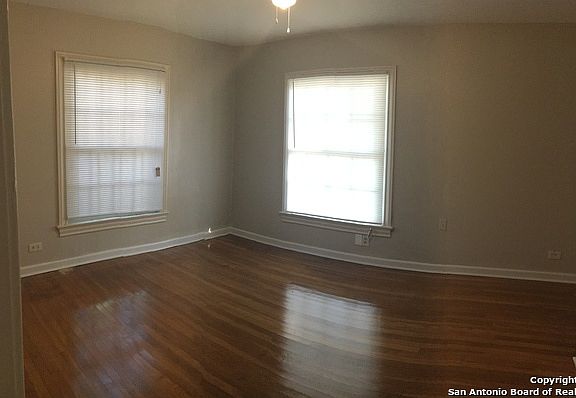 5th image of 719 E Southcross Blvd