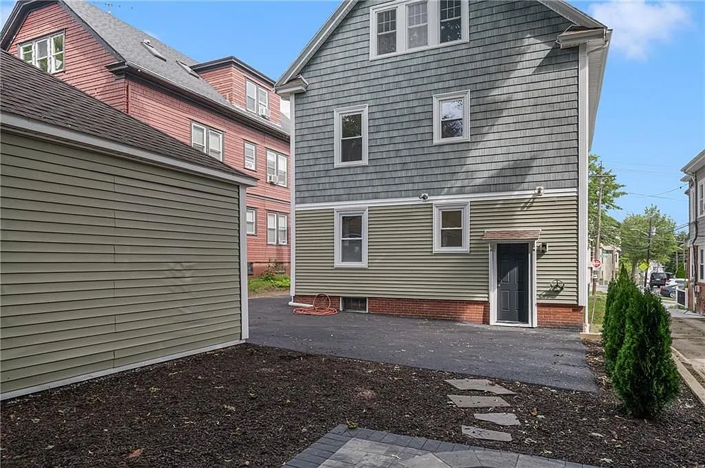 3 bed, 1.0 bath, 1323 sqft, $3,500 — Photo 4