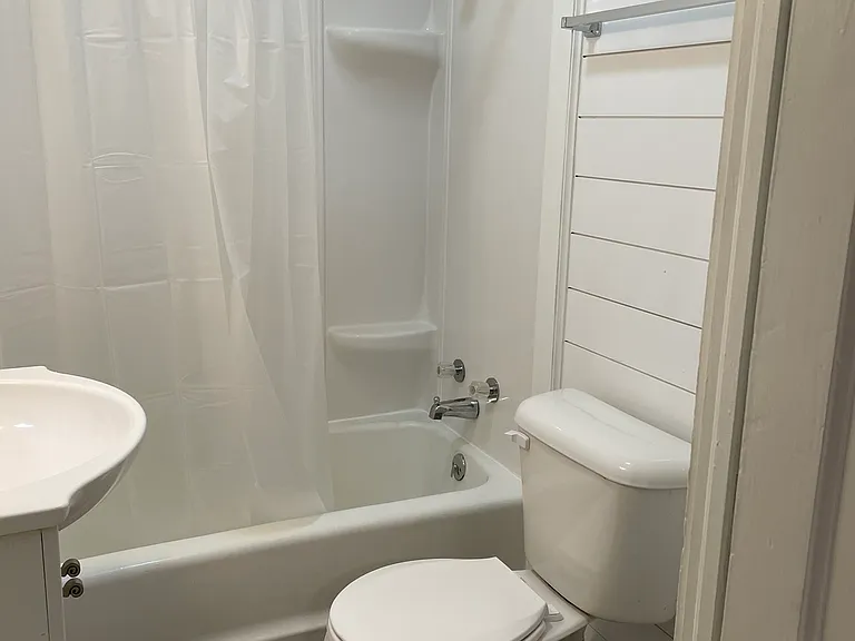 220 W Willow St — Photo 14