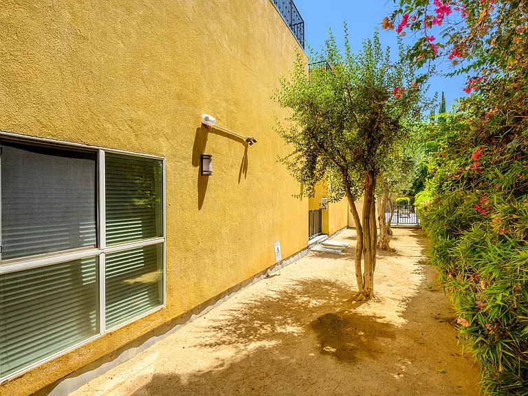 5521 Kester Ave #23 — Photo 36