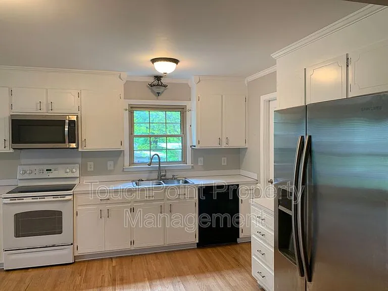 1130 Cheddington Dr — Photo 3