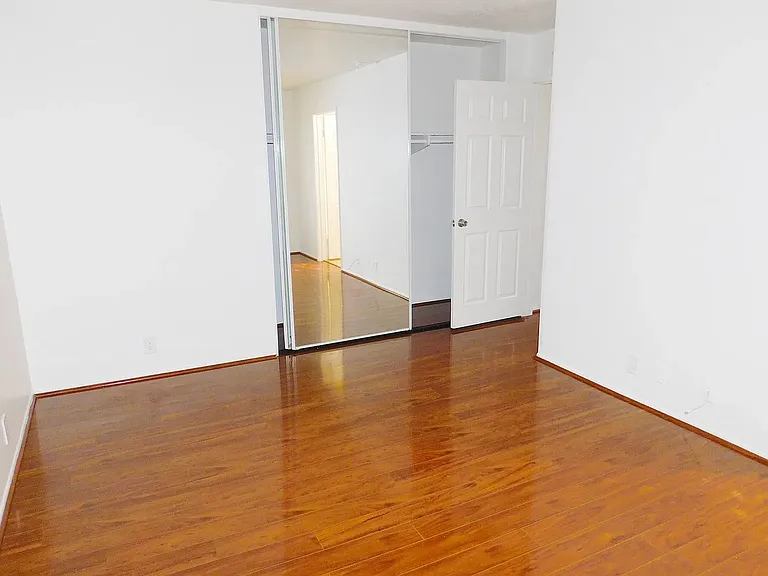 13518 Burbank Blvd — Photo 12
