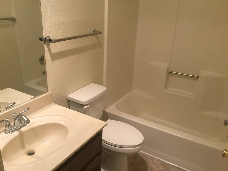 Bay Pointe Apartments — Photo 6