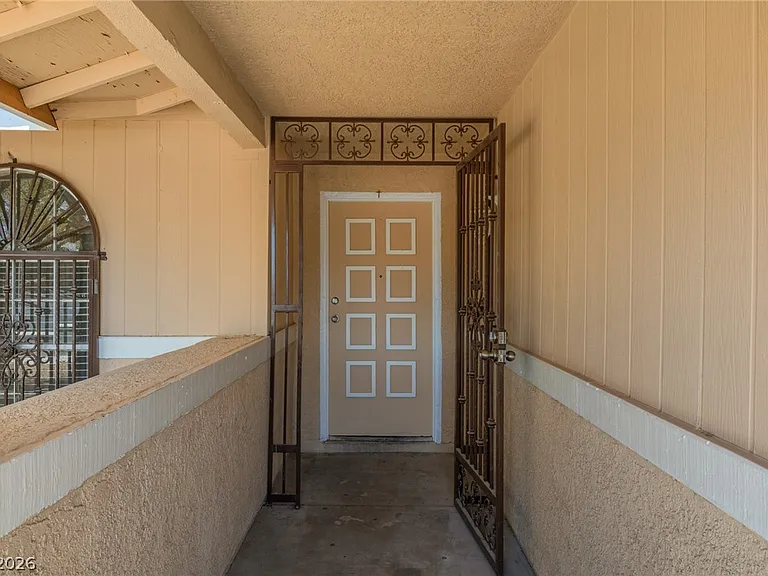 1866 Ludington Ave — Photo 5