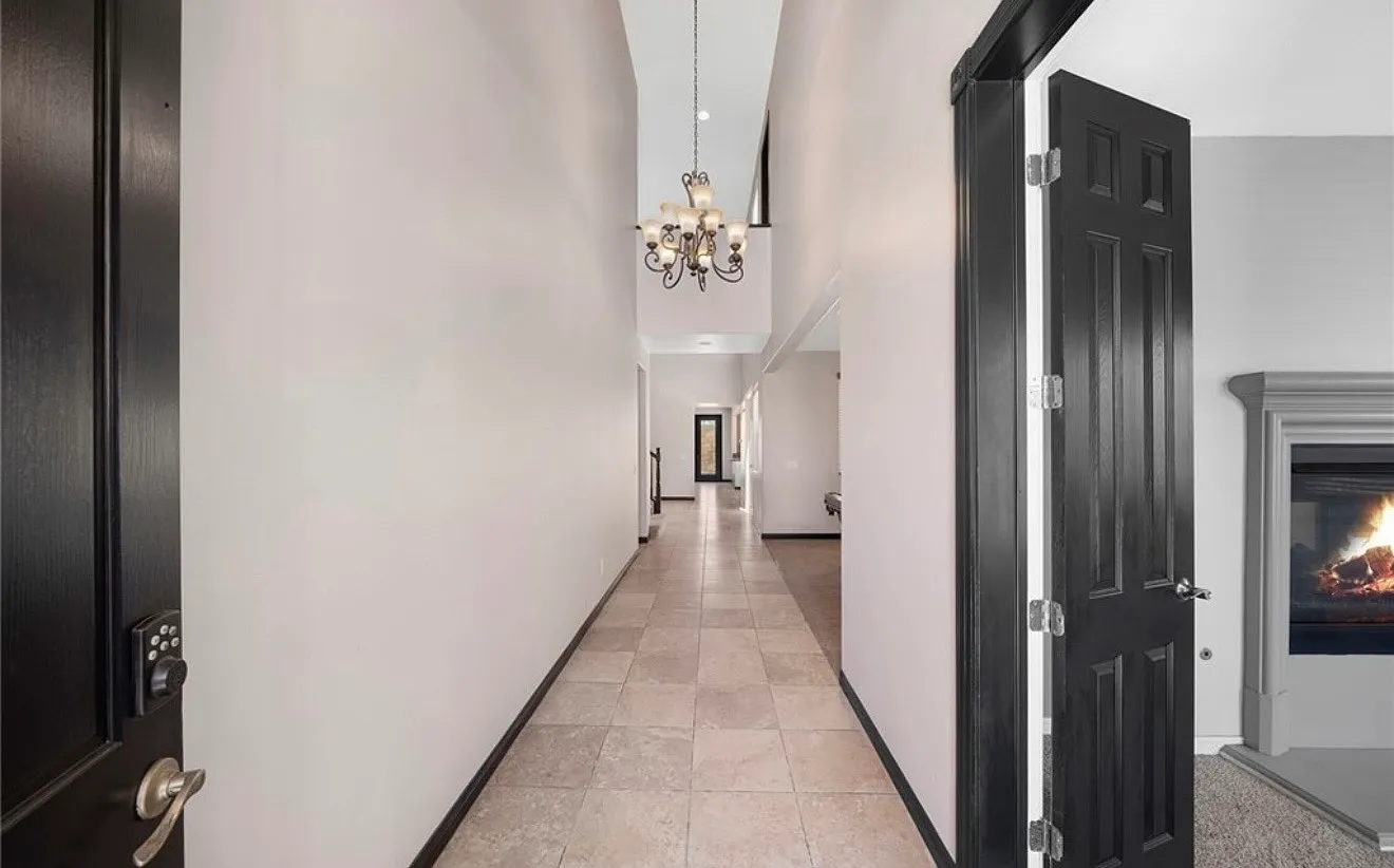 5 bed, 4230 sqft, $899 — Photo 3