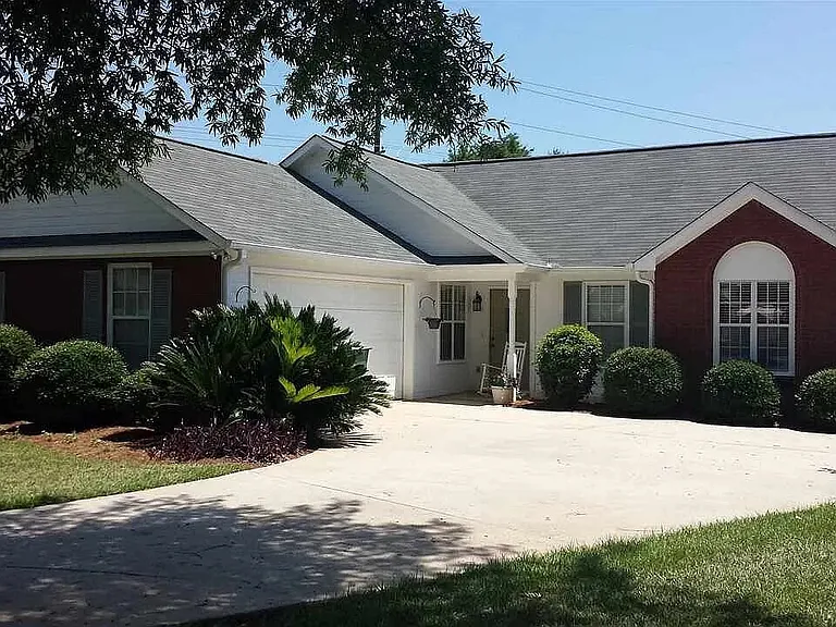 114 Mayfair Cir — Photo 2