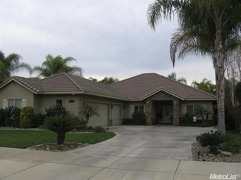 1025 Sea Breeze Dr photo 1