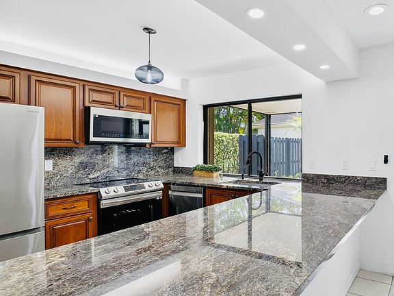3rd image of 800 NW 32nd Avenue