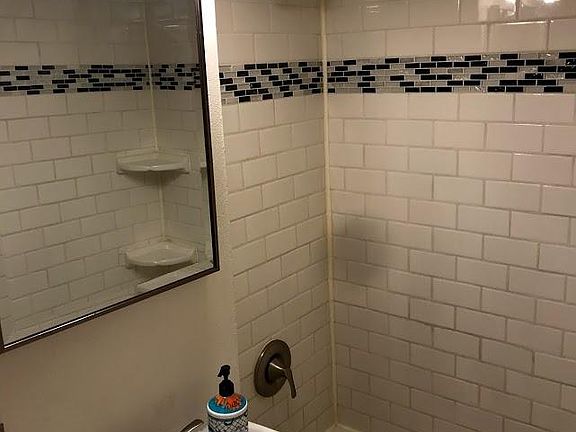 4th image of 801 Humboldt St