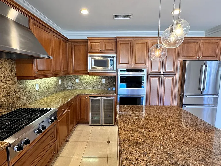 326 Manila Ave — Photo 19