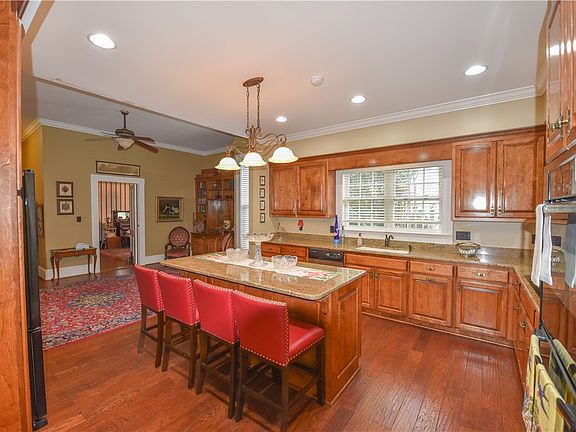 14th image of 507 N Main St