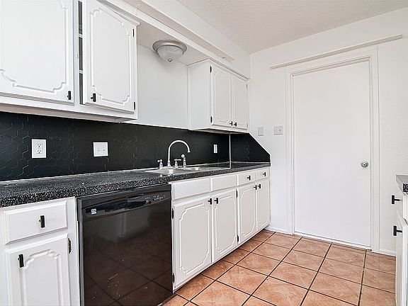 4th image of 540 Avenue A Cir