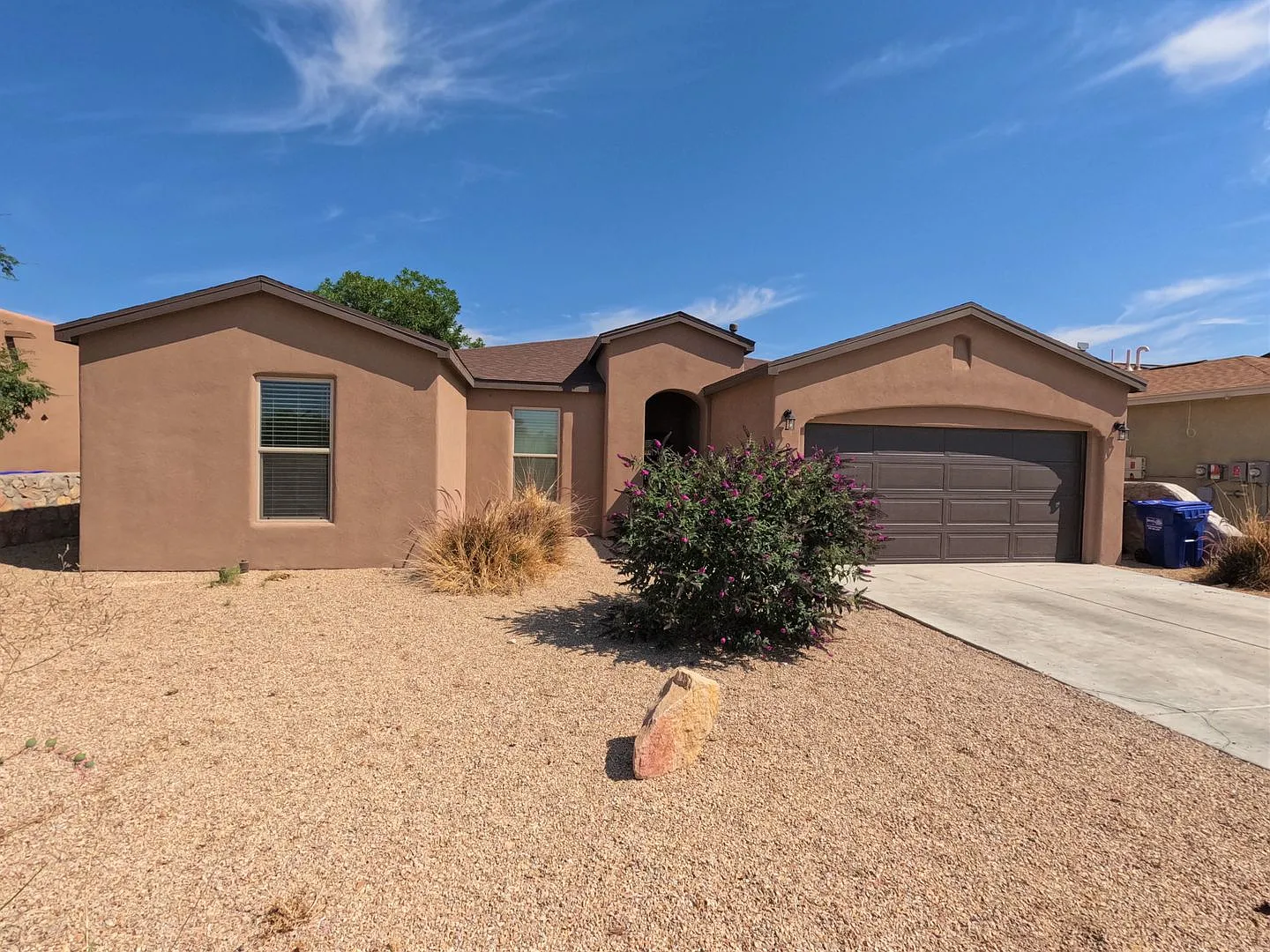 928 Flora Vista — Photo 2