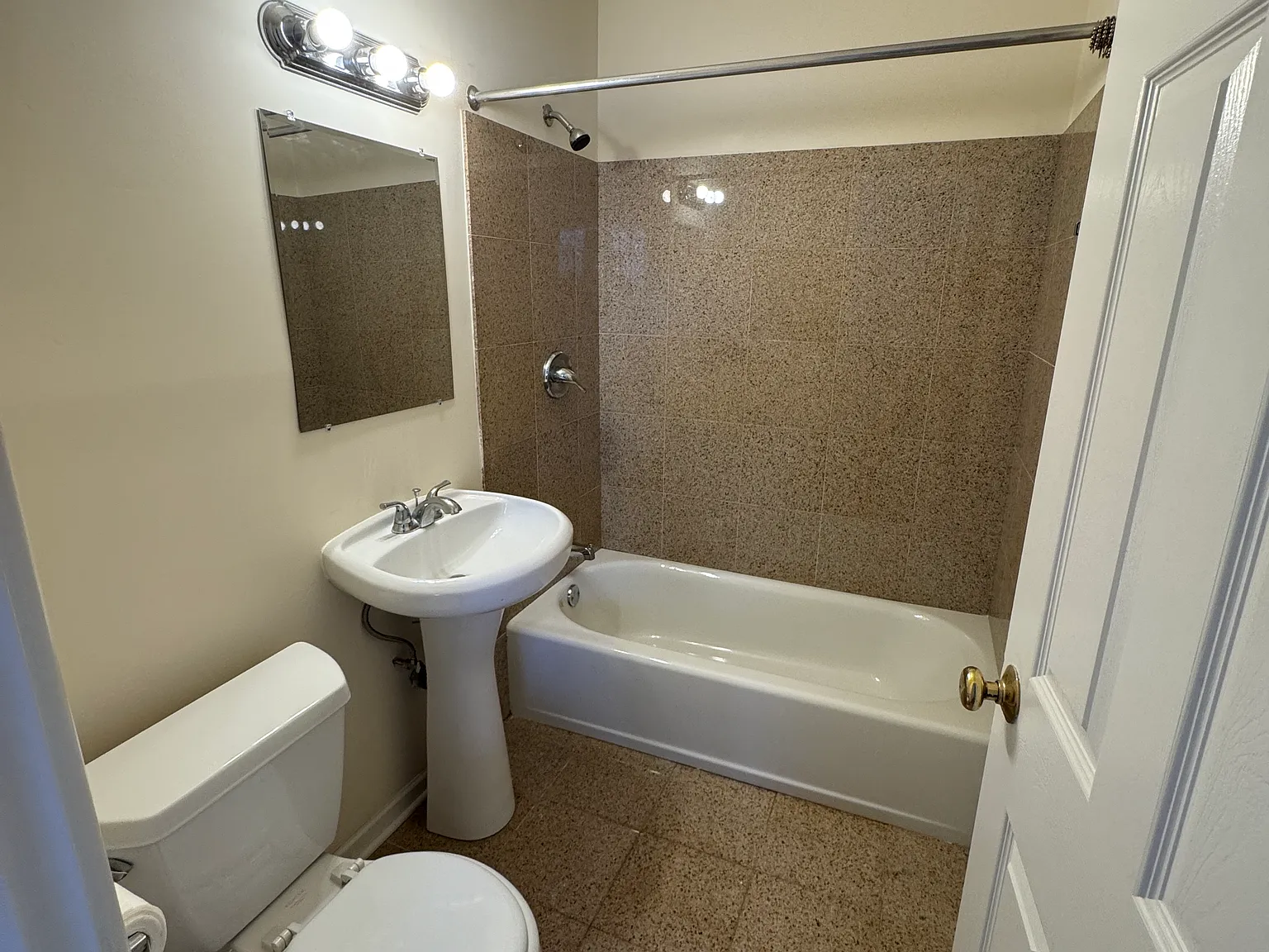 1 bed, 500 sqft, $1,200 — Photo 3