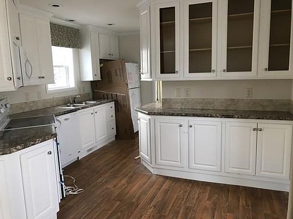 4th image of 46 Cynthia Cir